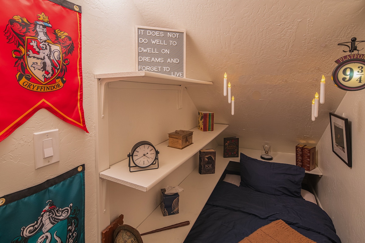 Спалня с тема „Хари Потър “. Малко, но уютно. Идеално за деца, но и възрастен може да се побере! 