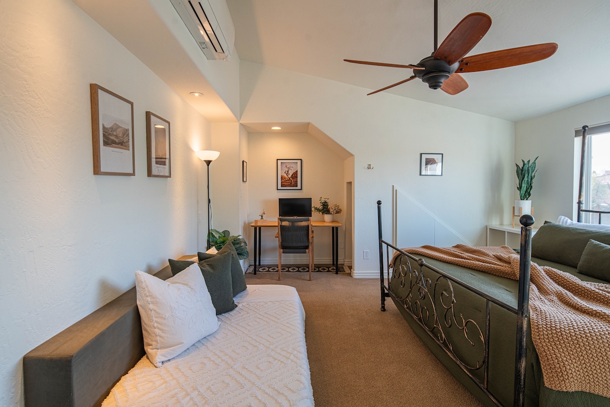 Sealy Comfort Plus Firm King size матрак. Спалня 7 има прекрасна гледка към националния парк Lookout и големи дървета. Включва частен офис, високоскоростен КАБЕЛЕН интернет директно към стаята и телевизор в ъгъла с Amazon Fire Stick. 