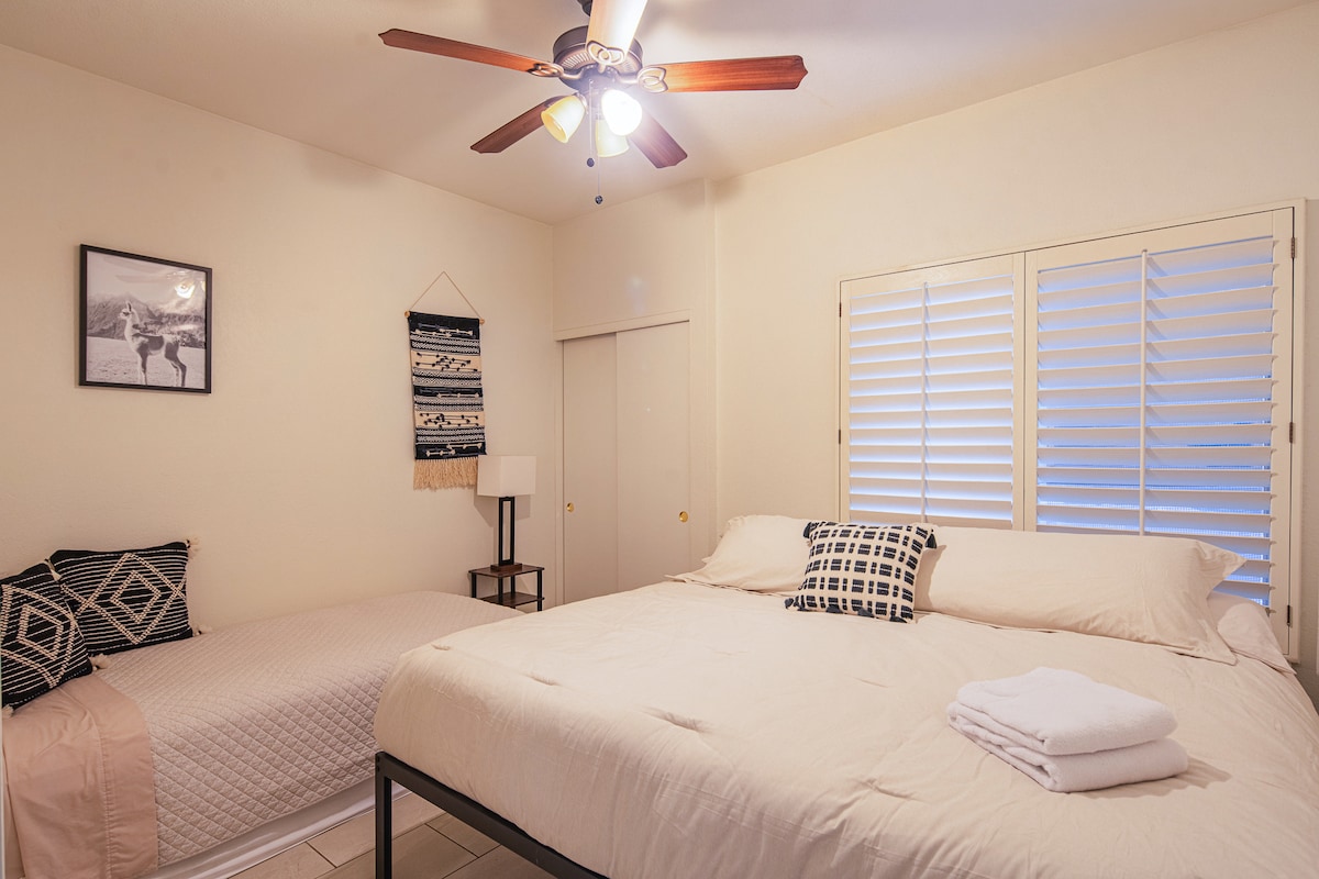 Двойна спалня на приземния етаж с Nomadic  Twin XL. Идеален за възрастни хора с големи двойни врати и директно срещу 4 - та баня на приземния етаж. Лесен достъп за хора с увреждания и само спалня на приземния етаж.