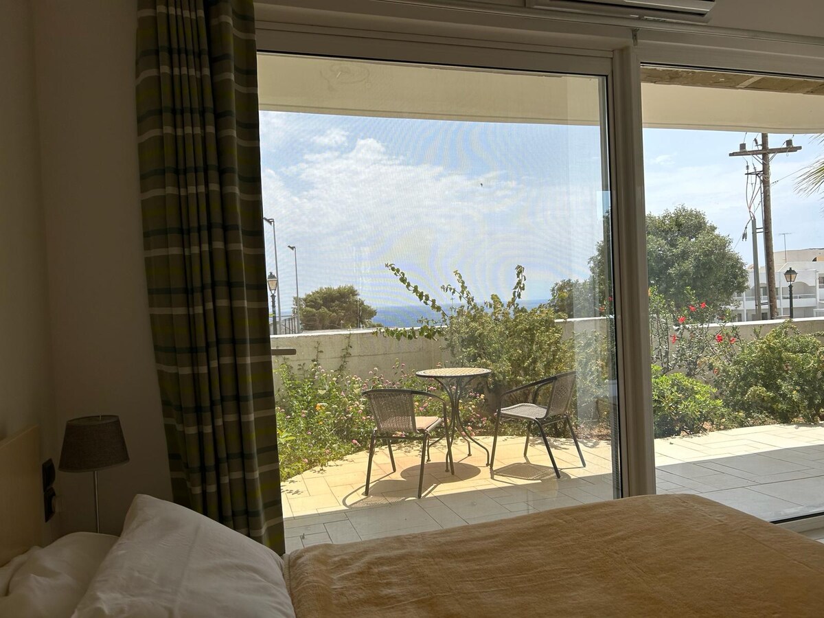 Მთავარ საძინებელში არის ორადგილიანი საწოლი, აპარტამენტი, ტანსაცმლის სათავსო და ლამაზი პატიო ბაღის ავეჯით, რომელიც ზღვის პირასაა.