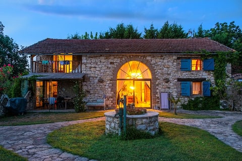 Charming cottage with 2 suites, serenity and getaway