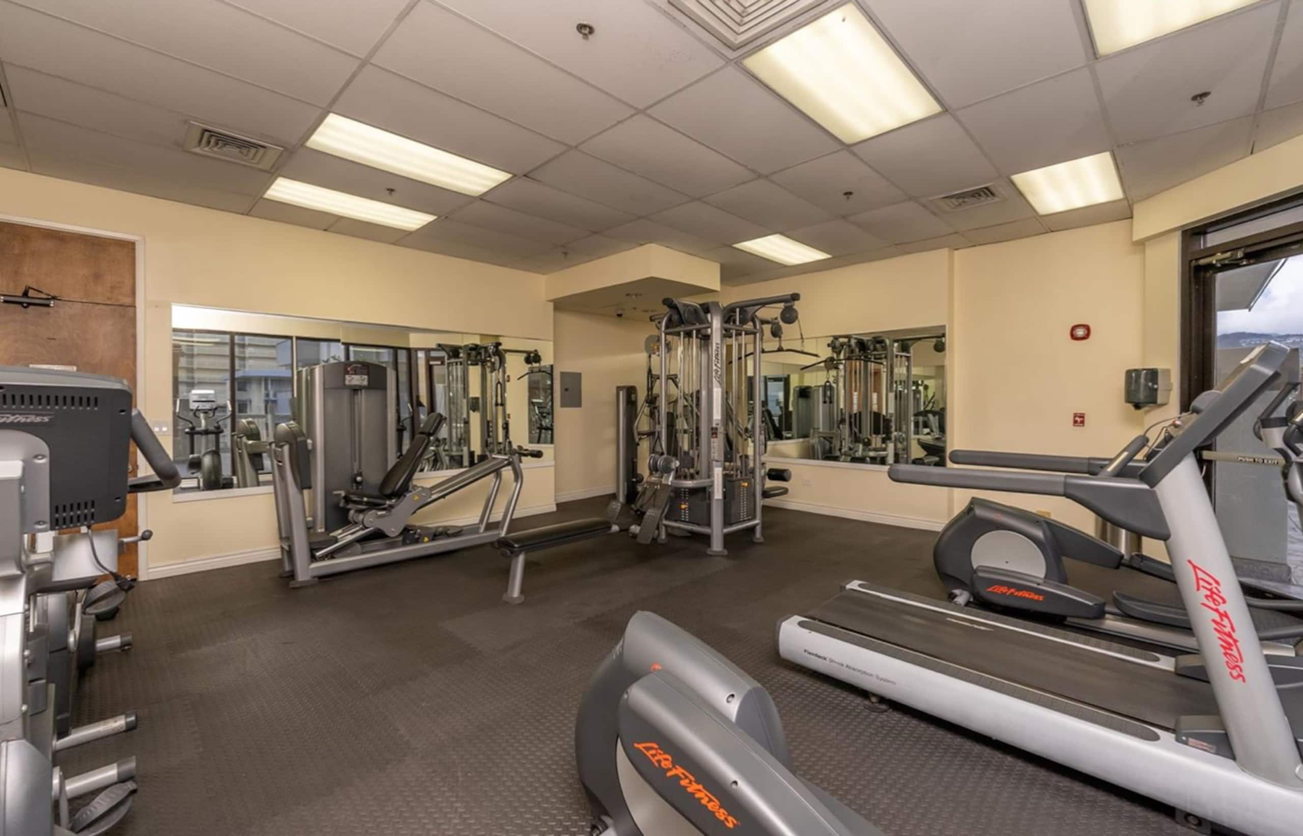 Condo in Honolulu · ★4.94 · Studio · 1 bed · 1 private bath - Image 23
