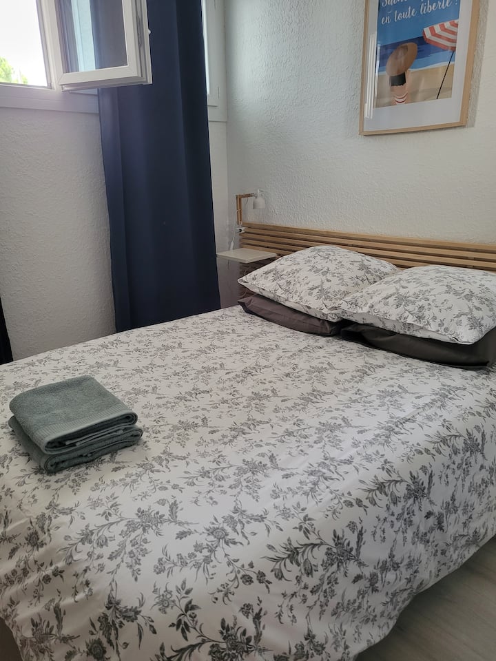 Თერმული უშუქო ფარდები ორმაგი მოჭიქული ფანჯრებით
არ არის A/C, მაგრამ მშვიდი ჭერის ვენტილატორი, რომელიც საშუალებას აძლევს ჰაერის ოპტიმალურ ცირკულაციას, შეინარჩუნოს სასიამოვნო ტემპერატურა (რეგულირებადი სიჩქარე) 