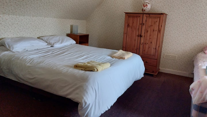 One kingsize and one single bed