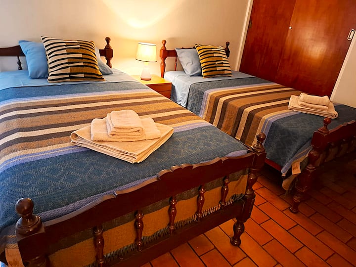 Vitanda 2 vya mraba 1.5. Kabati kubwa na chumba cha unga.