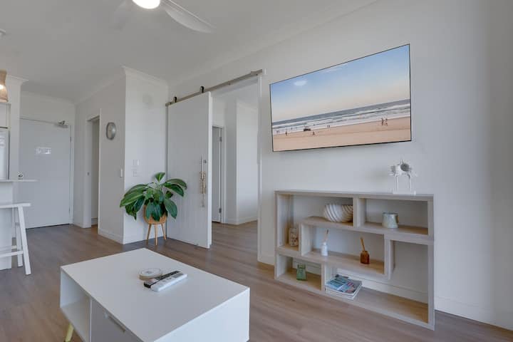 Stylish 1br In Heart Of Gc With Hinterland Views - Surfers Paradise