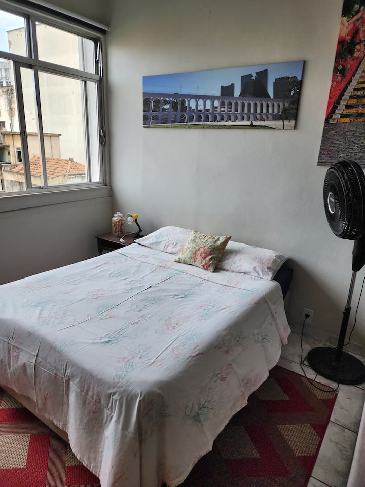 Priestor na spanie so štandardnou manželskou posteľou a ventilátorom