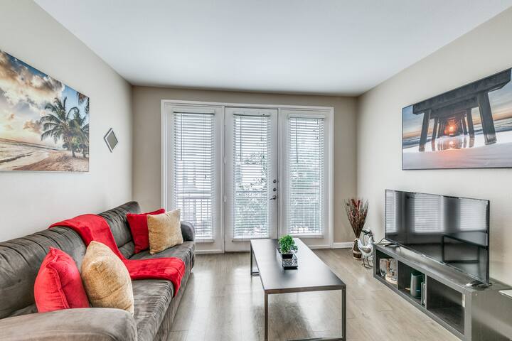 Central DALLAS 2BD 2BA + DEN Super Comfortable gallery image 4