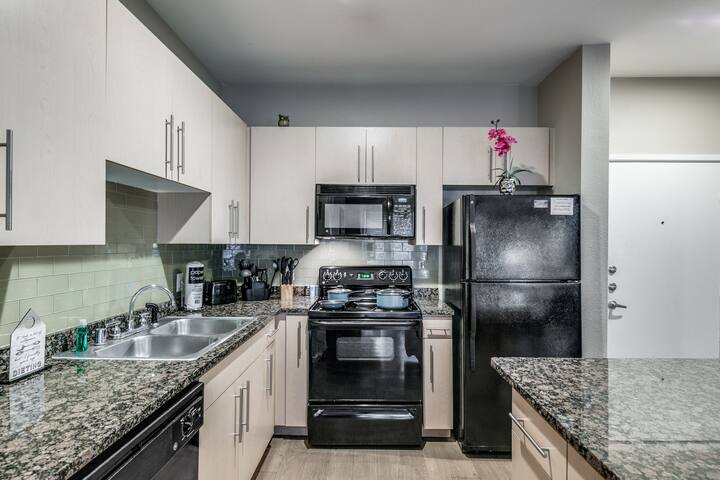 Central DALLAS 2BD 2BA + DEN Super Comfortable gallery image 5