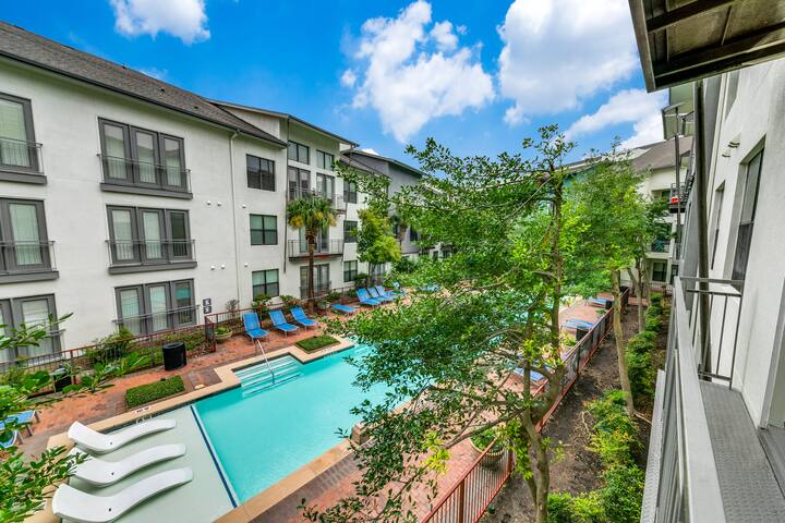 Central DALLAS 2BD 2BA + DEN Super Comfortable gallery image 3