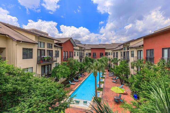 Central DALLAS 2BD 2BA + DEN Super Comfortable gallery image 2