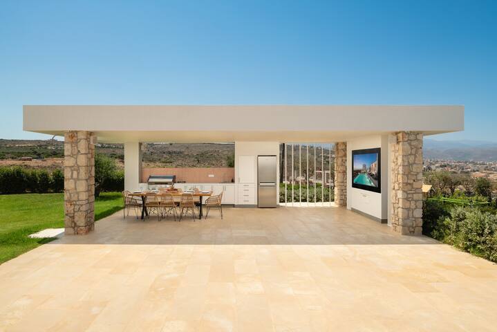 Stylish Villa Beyond Sea: 70m² Pool, Near Beach! gallery image 4