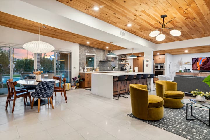 New! Fully Remodeled Mcm W/mtn Views & Large Yard - Palm Springs, CA