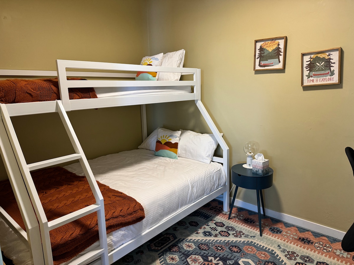 La guarida/oficina está amueblada con una litera doble sobre una litera completa. Ideal para niños pequeños o adultos.  (Capacidad superior de las literas </= 200 libras). 