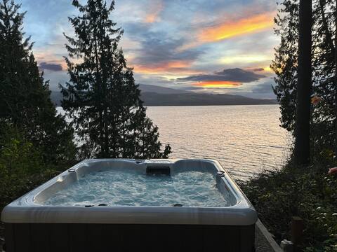 Woodsy Ocean Front Cabin with Hot Tub & Sauna