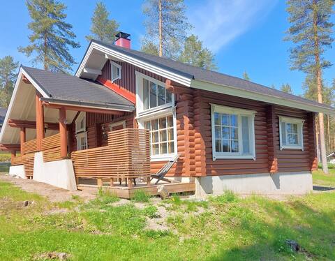 A log cabin on the shore of Pielinen in Koli