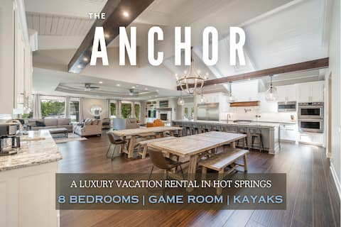 8 Bedrooms, 16 Beds, Lakefront Luxury!