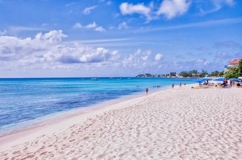 Modern Studio | Walk to Beach, Pool & BBQ, Cayman