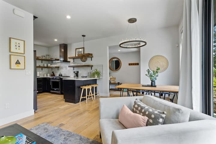 Private Modern Oasis • Hot Tub • Pikes Peak Views - 科羅拉多泉