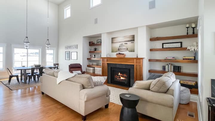 მოიყვანეთ ბებია ან ბაბუა — ისინი, ნამდვილად, კომფორტულად იგრძნობენ თავს ბუხართან. თამაშები, წიგნები და სათამაშოები ყველა ასაკის ადამიანისთვისაა. 