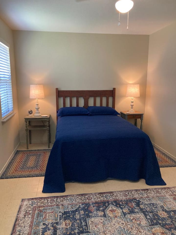 Двойно легло в пълен размер с нов матрак и 100% памучни чаршафи. 