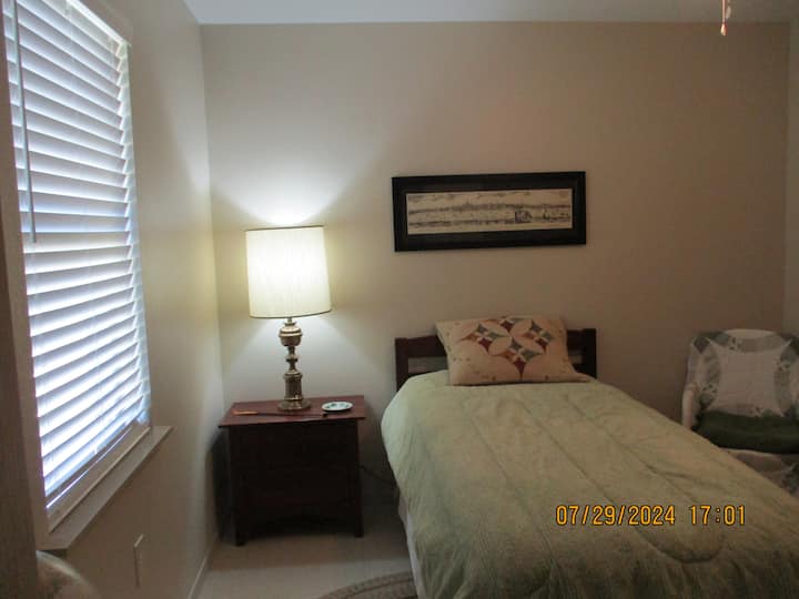 Сладка единична стая с нов матрак и 100% памучни чаршафи.