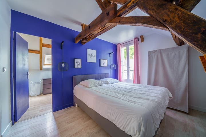 Chambre "Bleue" avec salle de bain balnéothérapie.