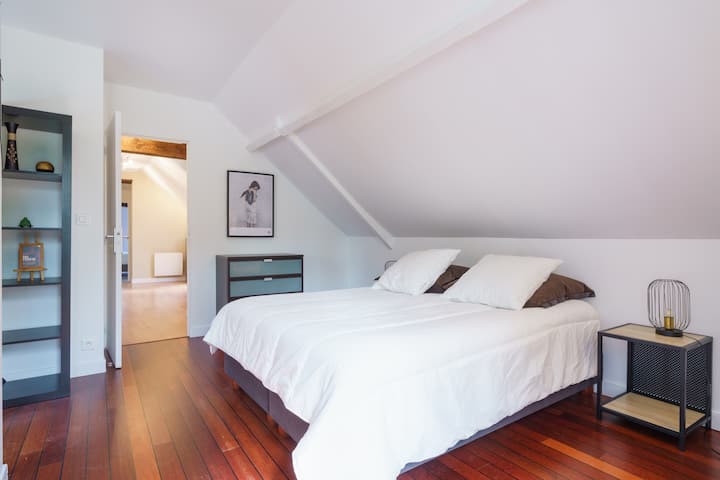 Chambre "Jardin" avec salle de bain balnéothérapie et porte-fenêtre donnant l'accès à un balcon avec vue sur le jardin et la rivière. 