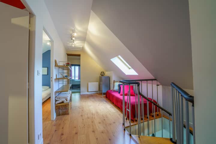 Palier à l'étage avec lit simple disponible. 