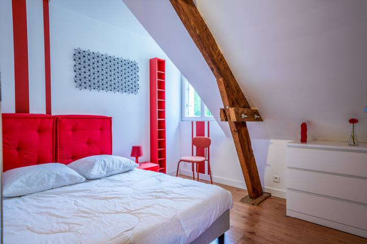 Chambre "Rouge" avec lit double. 
