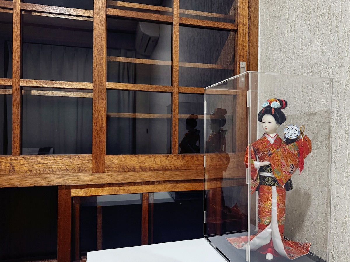 עם שולחן עבודה קטן ומיטת יחיד, חדר שינה קטן עם טלוויזיה