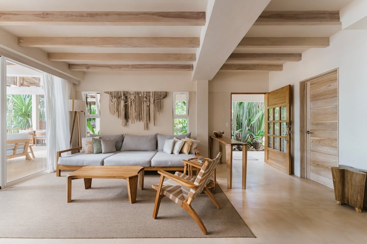 บ้านคอนกรีตแข็งของเราเต็มไปด้วยไม้ธรรมชาติและงานศิลปะต้นฉบับ