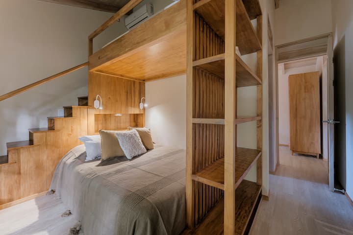 เตียงสองชั้นสไตล์สวยที่ทำตามสั่งพร้อมสิ่งอำนวยความสะดวกทุกอย่างที่คุณต้องการ