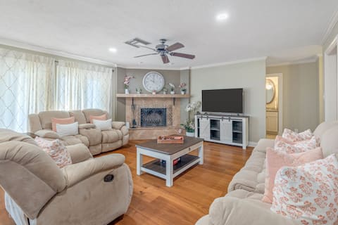 Gorgeous Home with pool table 5 min from casinos
