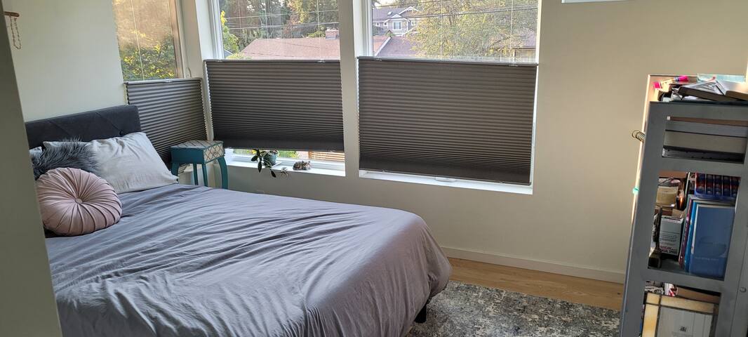 Modern five-bedroom home in a quiet neighborhood gallery image 4