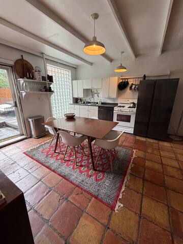 Beautiful Two Bedroom with Private Patio gallery image 5