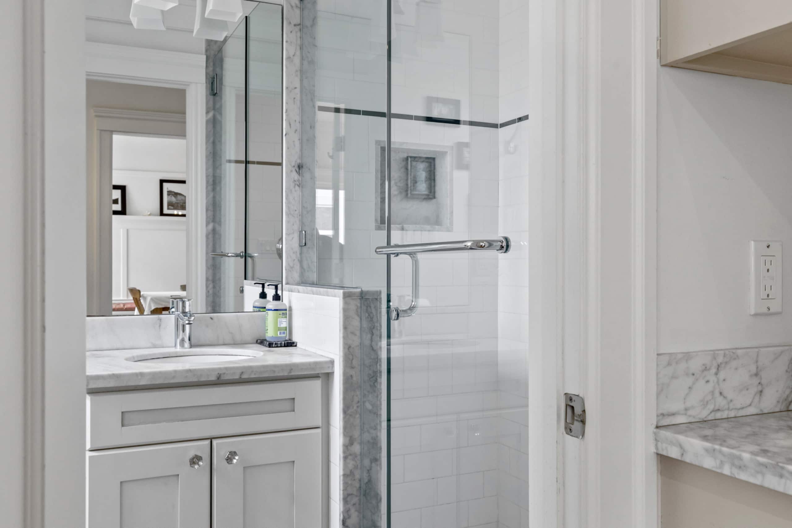 Home in San Francisco · ★4.93 · 3 bedrooms · 4 beds · 2.5 baths - Image 19