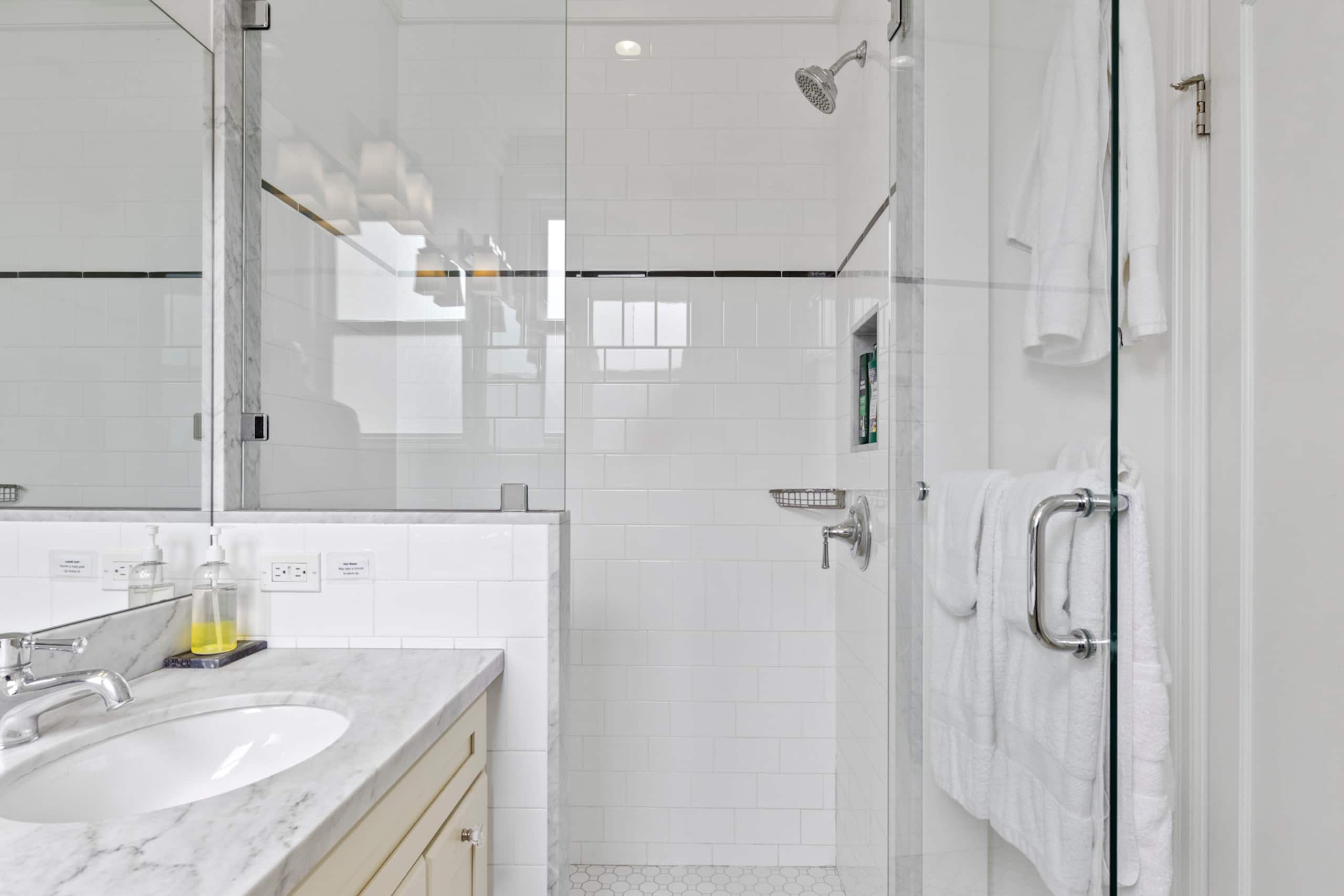 Home in San Francisco · ★4.93 · 3 bedrooms · 4 beds · 2.5 baths - Image 29