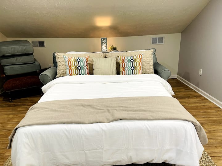 Lofti në katin e 3-të mund të konvertohet lehtësisht në një dhomë gjumi.  Vizitorët tanë mund të shijojnë një hapësirë të bollshme ndenjjeje gjatë ditës dhe ta shndërrojnë atë lehtësisht në një dhomë gjumi të rehatshme gjatë natës.  Edhe pse një tërheqje, ky dyshek dopio "queen" ofron rehati maksimale për dy persona. 