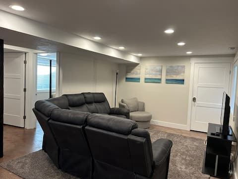 Popular Airbnb listing: Cozy Basement Apartment at Bear Lake in Garden