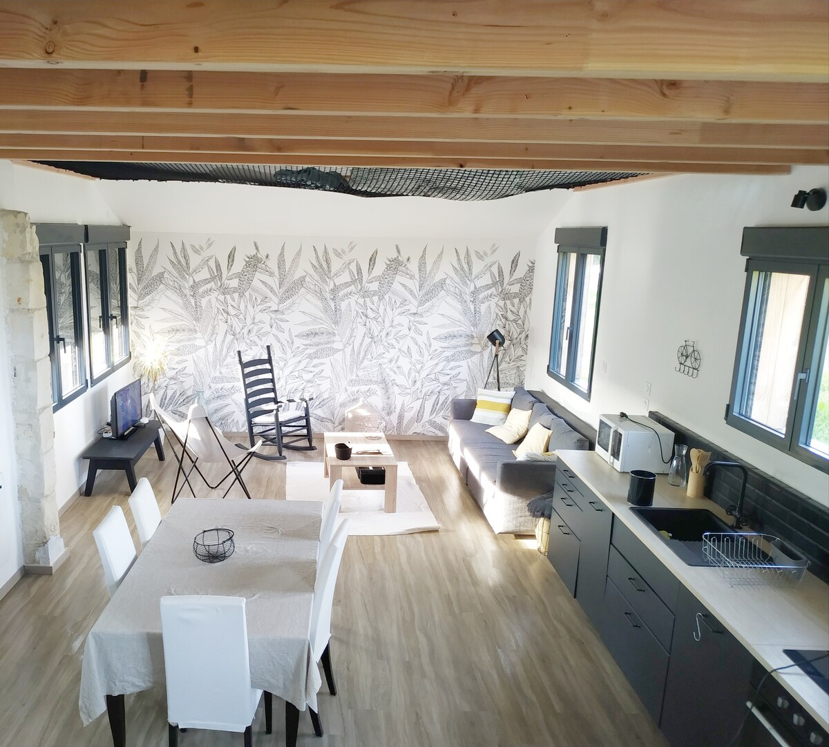 Top performing Airbnb: Le Vieux Pressoir. Domaine des Bas Prés. Swimming pool in Gennes Val De Loire