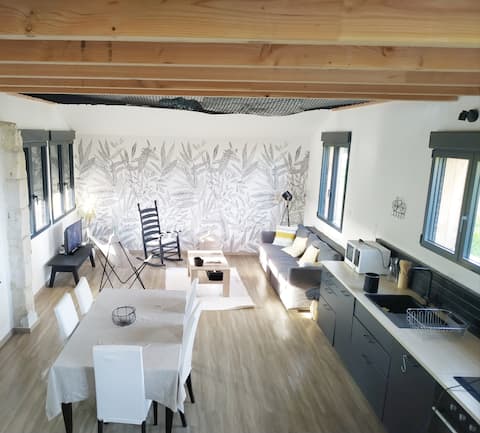 Top performing Airbnb: Le Vieux Pressoir. Domaine des Bas Prés. Swimming pool in Gennes Val De Loire