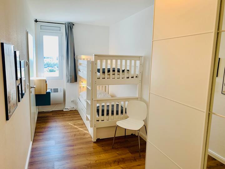 Detská izba s veľkou poschodovou posteľou ( 2 matrace so studenou penou 90 x 200 cm), poťahmi na matrace, veľkou šatníkovou skriňou a rôznymi možnosťami úložného priestoru