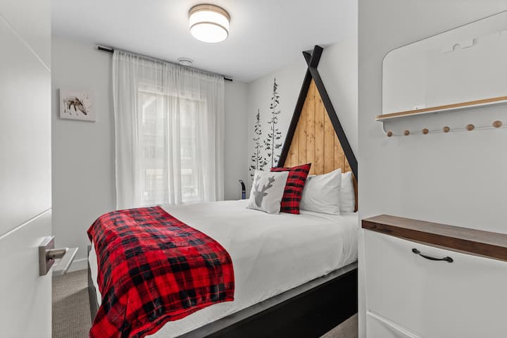 Това специално изработено парче прави всеки ден в планински стил! Богатият кедър и акварелните вечнозелени растения кимат на несравнимия живописен фон на величествените канадски Скалистите планини.