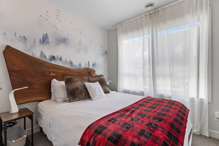 В основната спалня има канадска табла с черен орех с жив ръб, произхождаща от Източна Канада, е 60 - годишна спасена плоча от естествено срещащ се край на жизнения цикъл на дърветата.  