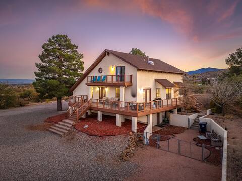Desert Oasis - spacious, centrally located home.