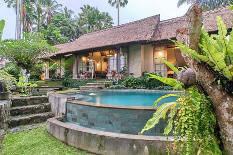 Antique 2BR Villa with Reliable Staff in Ubud