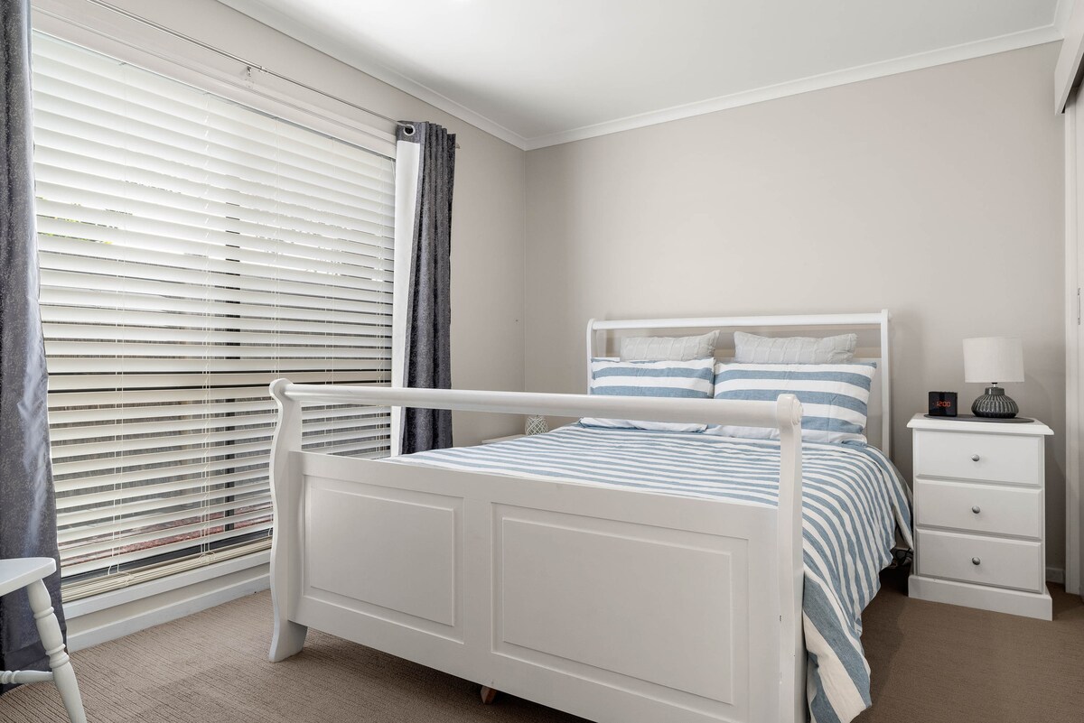 E rehatshme në këtë dhomë gjumi të qetë me shtroja prej pelushi dhe dritë të butë në mëngjes