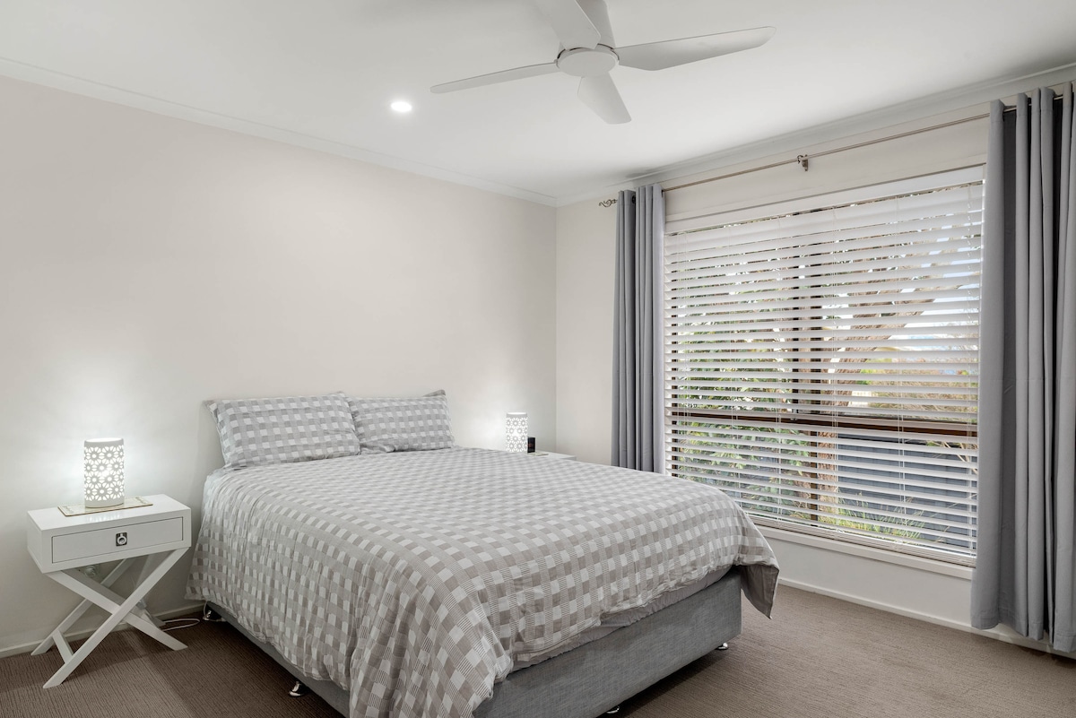 Rehatia elegante plotëson thjeshtësinë në këtë dhomë gjumi të mobiluar me stil