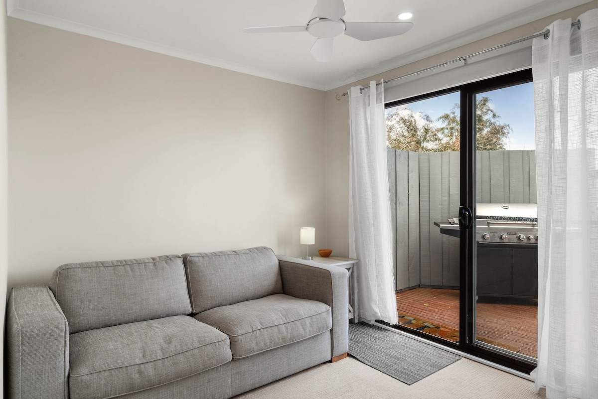 Ambient i bollshëm ndenjjeje me ndenjëse të rehatshme